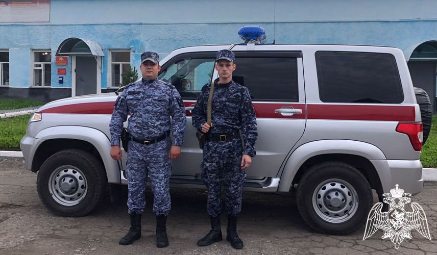 Патруль вневедомственной охраны Росгвардии защитил девушек от стаи бродячих собак
