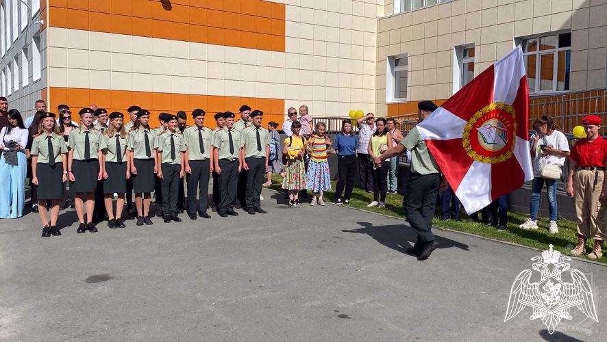 Начальник Новосибирского военного института Росгвардии открыл ведомственный класс в подшефной школе 