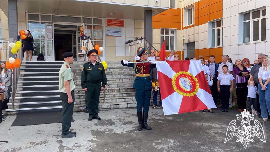 Начальник Новосибирского военного института Росгвардии открыл ведомственный класс в подшефной школе 
