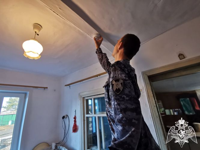 В Новосибирской области сотрудники вневедомственной охраны оказали помощь ветерану службы 