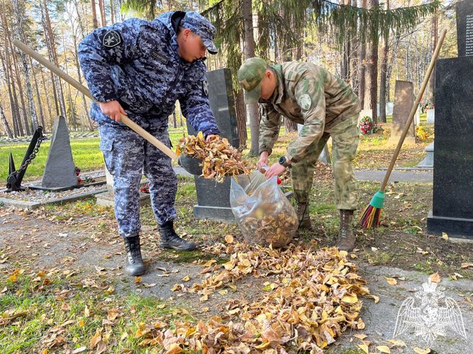 В Новосибирске росгвардейцы привели в порядок места захоронения участников Великой Отечественной войны