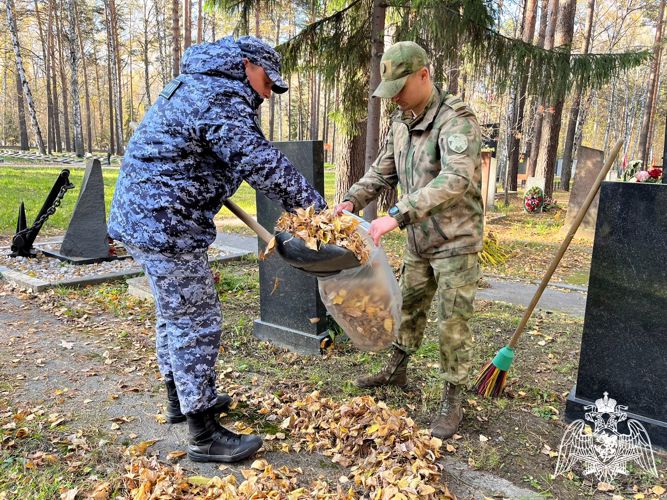 В Новосибирске росгвардейцы привели в порядок места захоронения участников Великой Отечественной войны