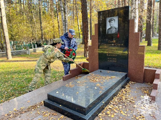 В Новосибирске росгвардейцы привели в порядок места захоронения участников Великой Отечественной войны