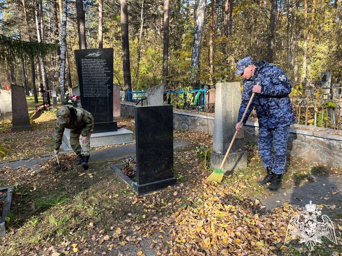 В Новосибирске росгвардейцы привели в порядок места захоронения участников Великой Отечественной войны