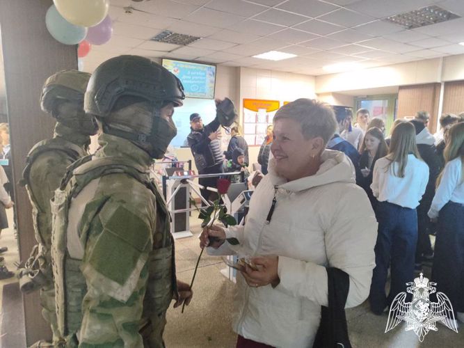 Курсанты Новосибирского военного института Росгвардии поздравили учителей подшефных школ с праздником