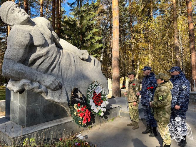 В Новосибирске росгвардейцы привели в порядок места захоронения участников Великой Отечественной войны