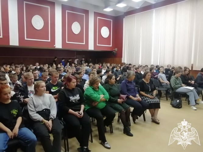 Сотрудники вневедомственной охраны провели встречу со студентами и педагогами