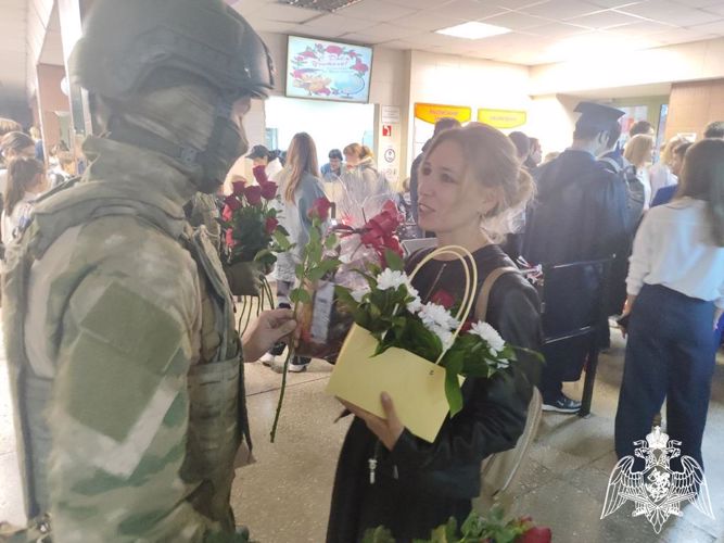Курсанты Новосибирского военного института Росгвардии поздравили учителей подшефных школ с праздником