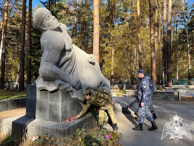 В Новосибирске росгвардейцы привели в порядок места захоронения участников Великой Отечественной войны