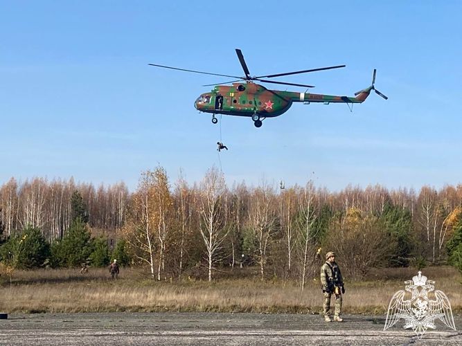 В Новосибирске проходит сбор с выпускающими при проведении беспарашютного десантирования из вертолета 