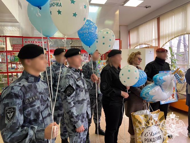 В преддверии Дня отца в семье сотрудника ОМОН "Магистраль" появился первенец