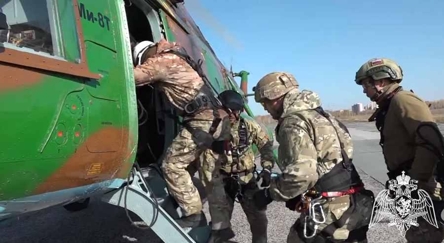 В Новосибирске проходит сбор с выпускающими при проведении беспарашютного десантирования из вертолета 