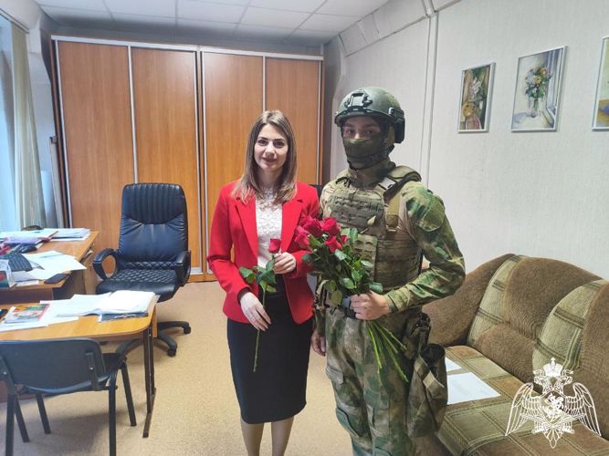 Курсанты Новосибирского военного института Росгвардии поздравили учителей подшефных школ с праздником