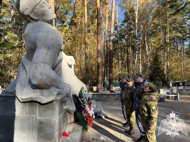 В Новосибирске росгвардейцы привели в порядок места захоронения участников Великой Отечественной войны