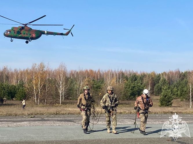 В Новосибирске проходит сбор с выпускающими при проведении беспарашютного десантирования из вертолета 