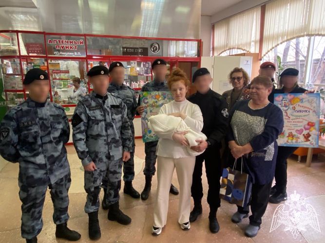 В преддверии Дня отца в семье сотрудника ОМОН "Магистраль" появился первенец