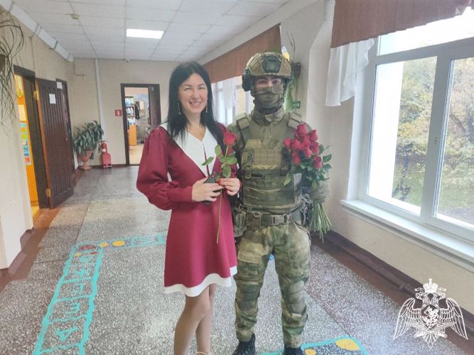 Курсанты Новосибирского военного института Росгвардии поздравили учителей подшефных школ с праздником