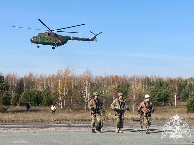 В Новосибирске проходит сбор с выпускающими при проведении беспарашютного десантирования из вертолета 