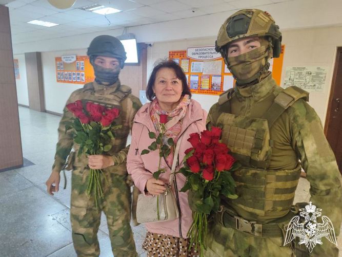 Курсанты Новосибирского военного института Росгвардии поздравили учителей подшефных школ с праздником
