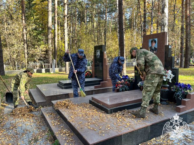 В Новосибирске росгвардейцы привели в порядок места захоронения участников Великой Отечественной войны