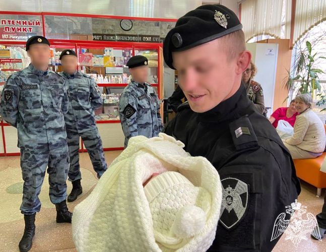 В преддверии Дня отца в семье сотрудника ОМОН "Магистраль" появился первенец