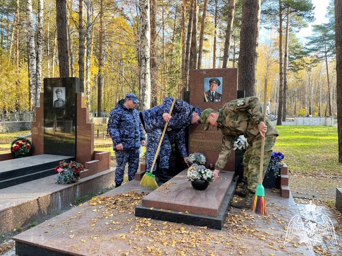 В Новосибирске росгвардейцы привели в порядок места захоронения участников Великой Отечественной войны