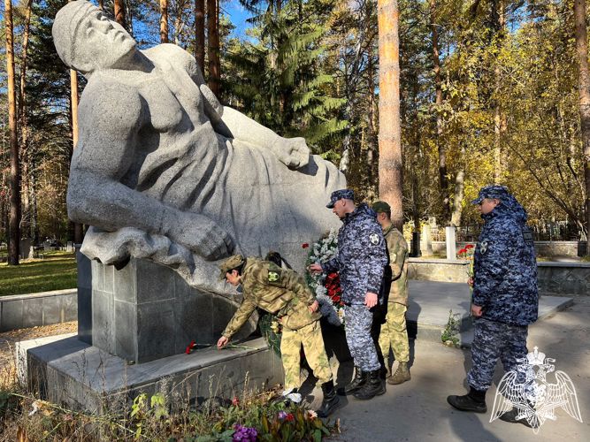 В Новосибирске росгвардейцы привели в порядок места захоронения участников Великой Отечественной войны