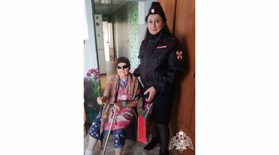 В День пожилых людей сотрудники вневедомственной охраны Росгвардии навестили ветеранов службы