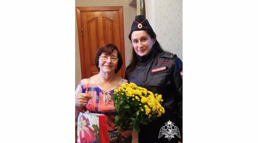 В День пожилых людей сотрудники вневедомственной охраны Росгвардии навестили ветеранов службы