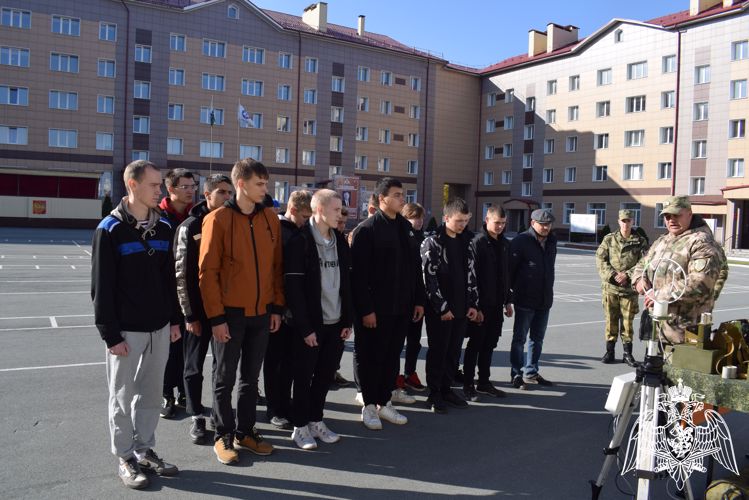 В Новосибирске военнослужащие Росгвардии познакомили учащихся колледжа со своей профессией