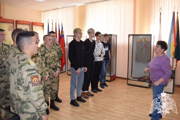 В Новосибирске военнослужащие Росгвардии познакомили учащихся колледжа со своей профессией