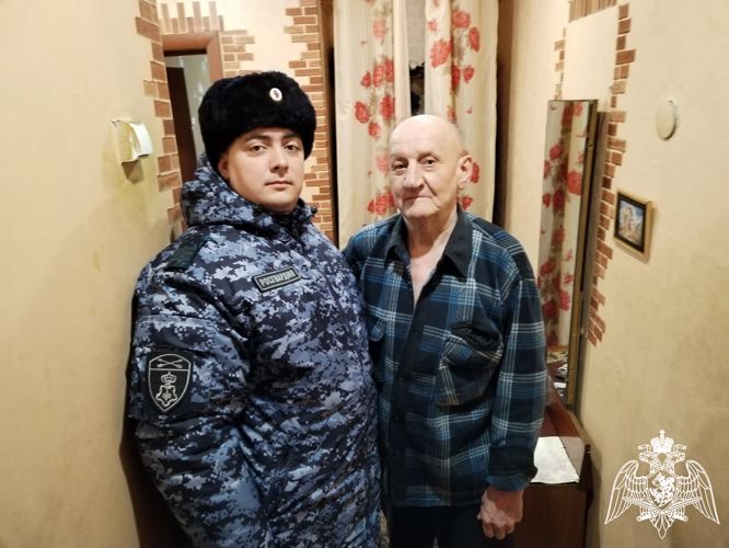 В Новосибирской области сотрудники Росгвардии поздравили ветеранов вневедомственной охраны с праздником