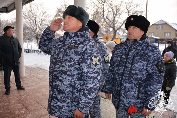 В Новосибирской области открыли мемориальную доску в память о сотруднике СОБР «Сибиряк» 