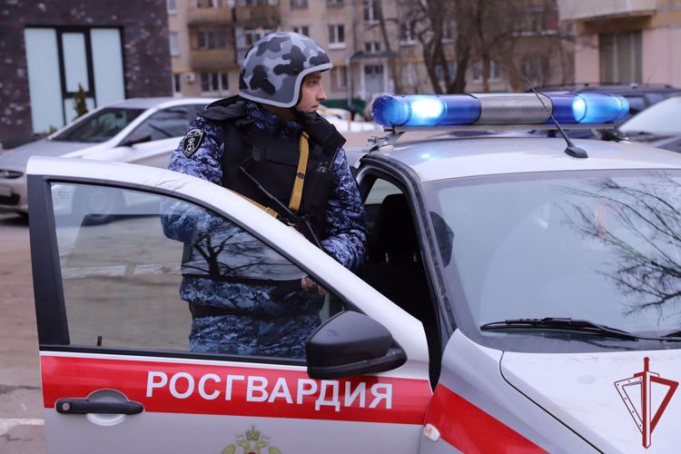 В Новосибирске экипаж вневедомственной охраны Росгвардии задержал гражданина, находящегося в розыске за серию имущественных преступлений