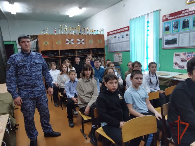В Новосибирской области сотрудники вневедомственной охраны провели урок мужества для учащихся подшефной гимназии