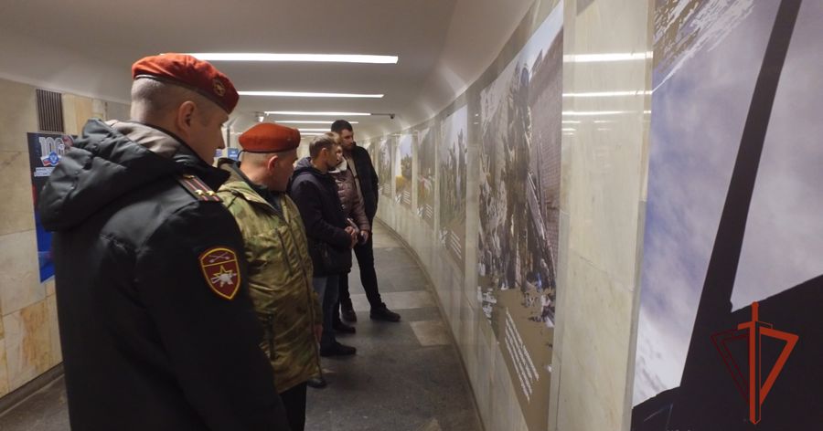 В новосибирском метро открылась фотовыставка, посвященная юбилейным датам спецподразделений Росгвардии