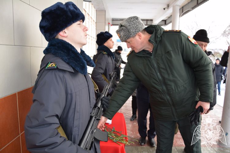 В Новосибирской области открыли мемориальную доску в память о сотруднике СОБР «Сибиряк» 