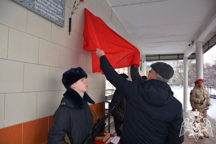 В Новосибирской области открыли мемориальную доску в память о сотруднике СОБР «Сибиряк» 