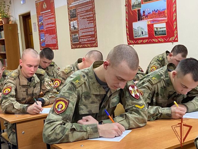 Курсанты Новосибирского военного института Росгвардии написали своим мамам поздравительные письма