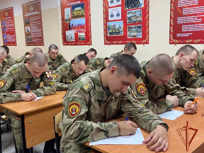 Курсанты Новосибирского военного института Росгвардии написали своим мамам поздравительные письма
