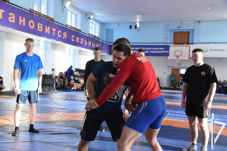 Спортсмен Росгвардии провёл тренировку для курсантов Новосибирского военного института