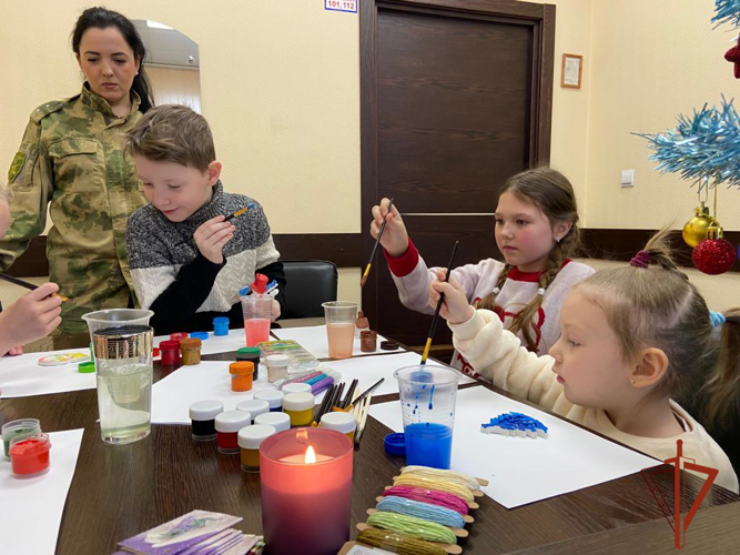 Дети сотрудников и военнослужащих Росгвардии подготовили новогодние подарки для бойцов в зону СВО