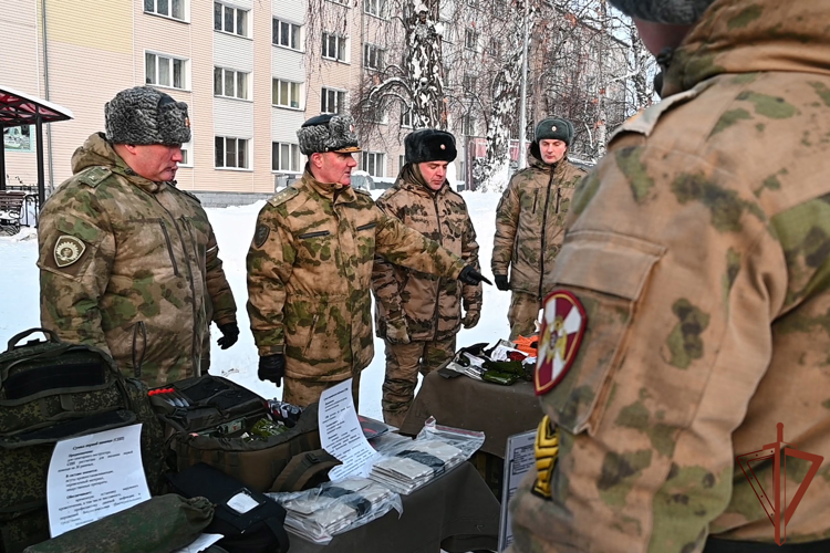 Офицеры Сибирского округа провели комплексное тактико-строевое занятие с личным составом Новосибирского военного института Росгвардии