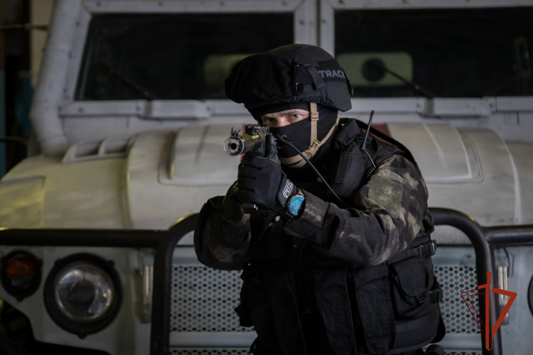При силовой поддержке спецназа Росгвардии задержана группа автоподставщиков