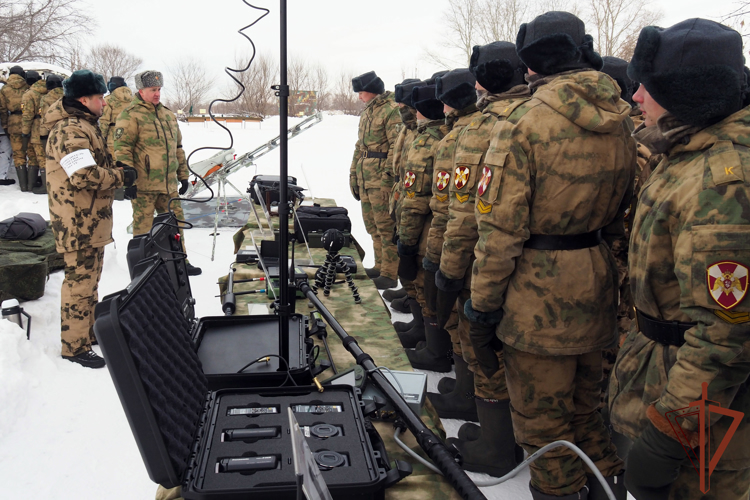 Офицеры Сибирского округа провели комплексное тактико-строевое занятие с личным составом Новосибирского военного института Росгвардии