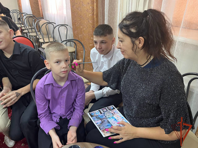 В Новосибирске сотрудники Росгвардии поздравили детей, оставшихся без попечения родителей с Новым годом