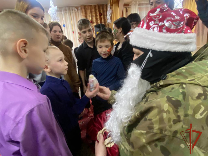 В Новосибирске сотрудники Росгвардии поздравили детей, оставшихся без попечения родителей с Новым годом