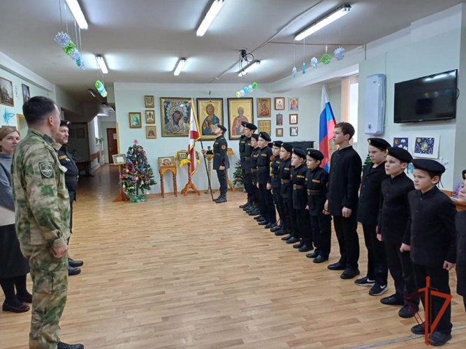 В Новосибирске росгвардейцы поздравили детей с Новым годом и Рождеством