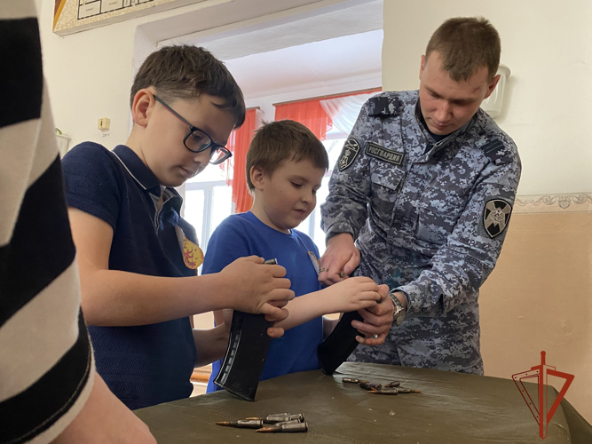 В Новосибирской области сотрудники Росгвардии приняли участие в проведении военно-патриотической игры «Зарница»