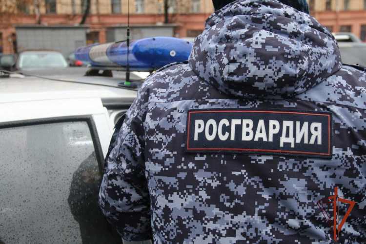 В Новосибирске экипаж вневедомственной охраны задержал подозреваемого в тяжком преступлении